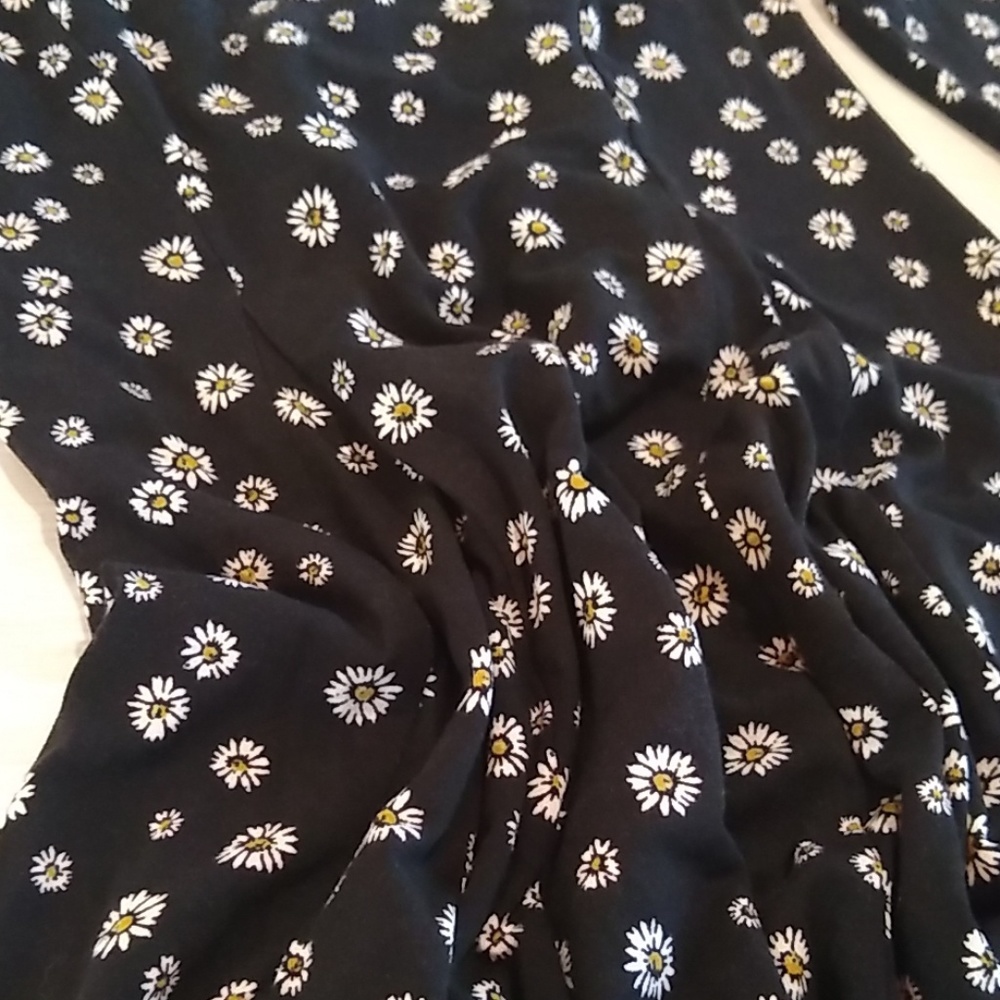 Forever 21 Black Daisy Form Fitting Flowy (Skirt) Dress Like New! - Picture 2 of 8
